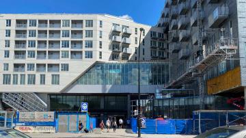 L'immeuble est construit au dessus de l'édicule de la station de métro Rosemont.