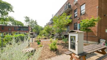 La ruelle porte le nom de Réjean-Ducharme en hommage au célèbre écrivain, dramaturge, scénariste, parolier et sculpteur québécois décédé en 2017. Photo: Martin Alarie