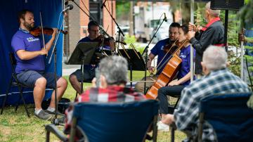 Un quatuor à cordes a offert des prestations devant des immeubles HLM de Montréal.
