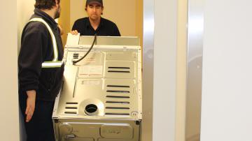 Jean-Pierre Goddard et Michael Aronis installent les derniers appareils.