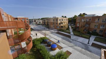 L’ajout d’une nouvelle rue était un incontournable de ce projet de remodelage des habitations Saint-Michel Nord. Crédit photo: Martin Alarie