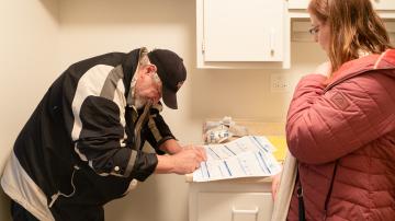 En arriver à signer un bail n'a pas été chose facile pour plusieurs Montréalais cette année. Nos équipes ont travaillé sans relâche pour aider les ménages à la recherche d'un logement. Crédits photo: Olivier Bousquet
