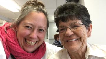 Isabelle Desrochers, directrice du Centre d’action bénévole de Montréal-Nord, et Andrée Legault, présidente du comité des locataires, lors de la petite fête au Manoir Aimé-Léonard.
