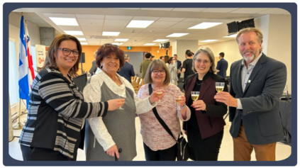 Isabelle Pépin, directrice générale de l’OMHM (à gauche) ainsi que Caroline Sauriol, présidente-directrice générale de Mission Unitaînés, et Jean Martel, président-directeur général de la Société d’habitation du Québec (à droite), entourent deux futures résidantes de l'immeuble.