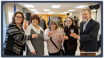 Isabelle Pépin, directrice générale de l’OMHM (à gauche) ainsi que Caroline Sauriol, présidente-directrice générale de Mission Unitaînés, et Jean Martel, président-directeur général de la Société d’habitation du Québec (à droite), entourent deux futures résidantes de l'immeuble.