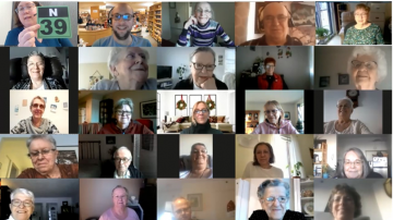 Les animateurs de milieu de vie ont inventé une façon de jouer au bingo sur Zoom. Voici Marie-Eve Lavigne en haut à gauche en pleine séance de Zingo.
